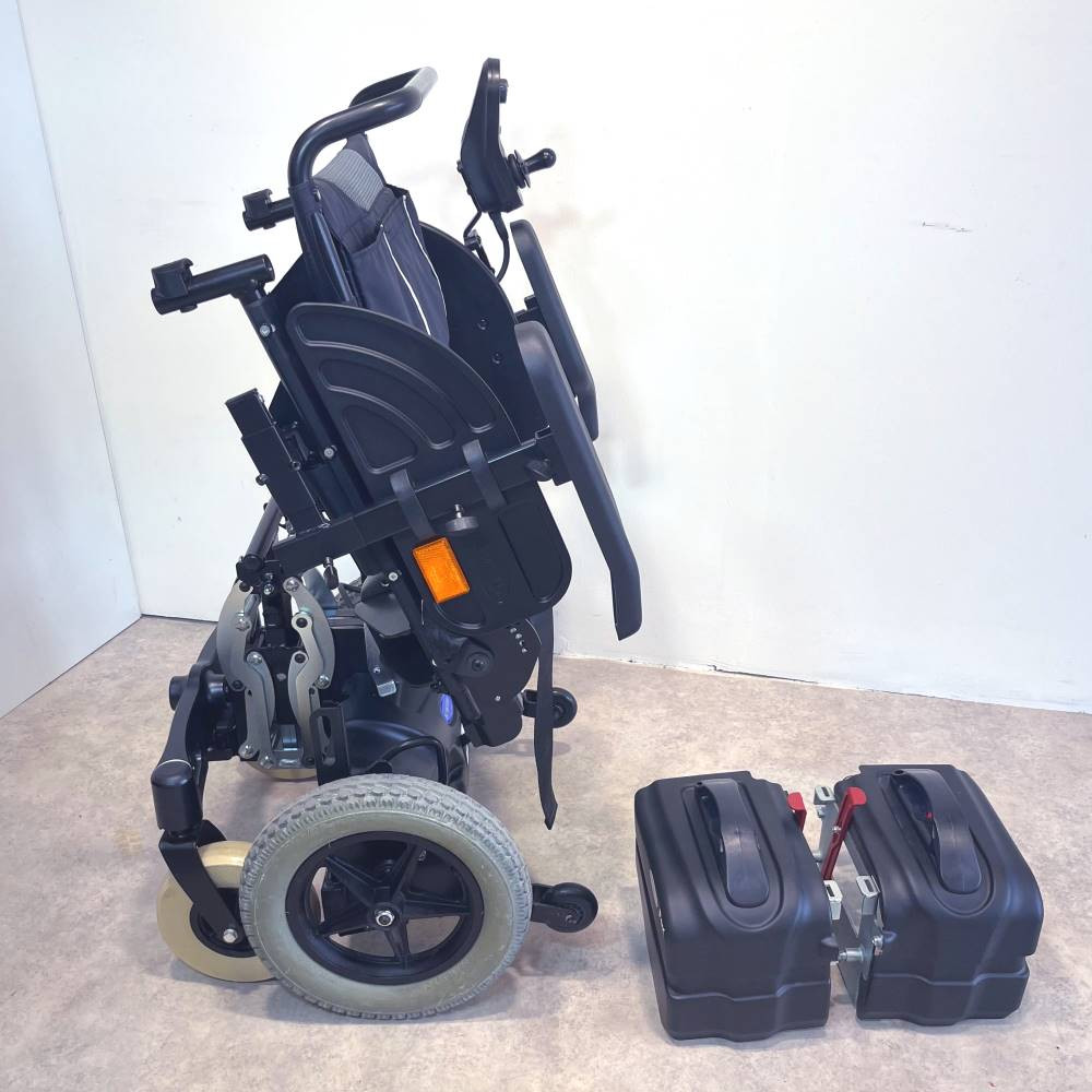 Fauteuil Roulant électrique Bora D'occasion - Modèle INVACAIRE, Type Canne-siège, 4 Roues